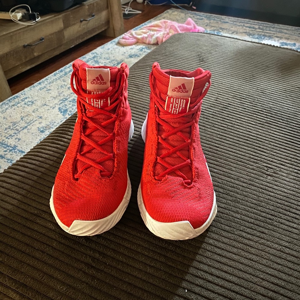 Men’s Adidas Size 8 1/2 Basketball Shoes